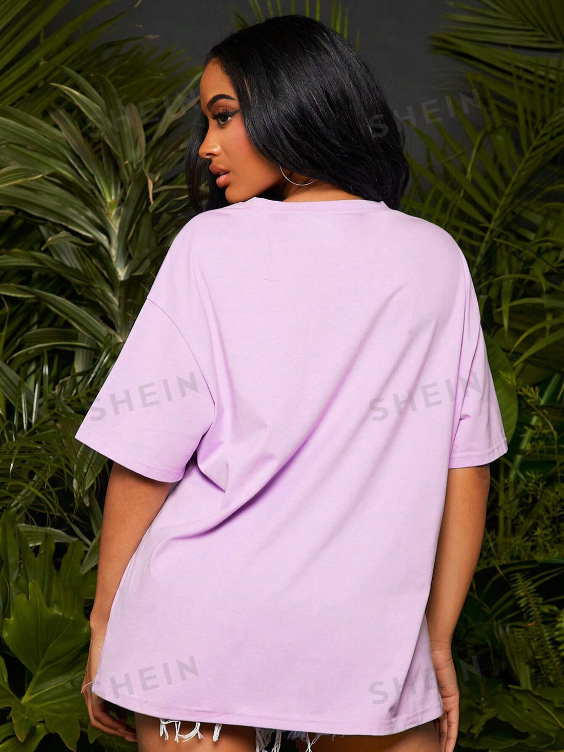 This graphic <a href="https://canaryhouze.com/collections/tshirt" target="_blank" rel="noopener">tee</a> is a must-have for any fashion-forward individual. The eye-catching design and trendy drop shoulder silhouette make it a versatile piece for any wardrobe. Perfect for making a statement while staying stylish, this tee is a must-have for any trendy look.