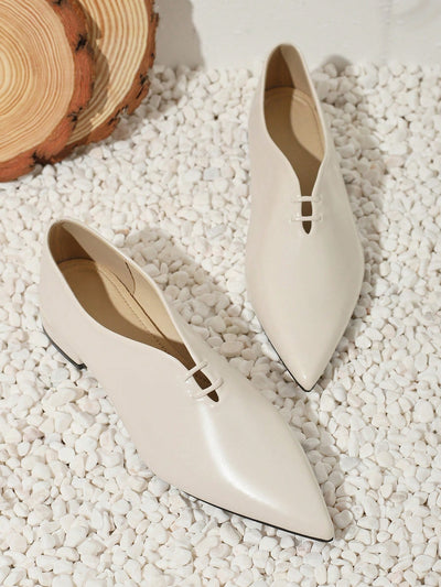 Sleek and Stylish: Women's Pointed Toe Flat Shoes with Slimming Effect