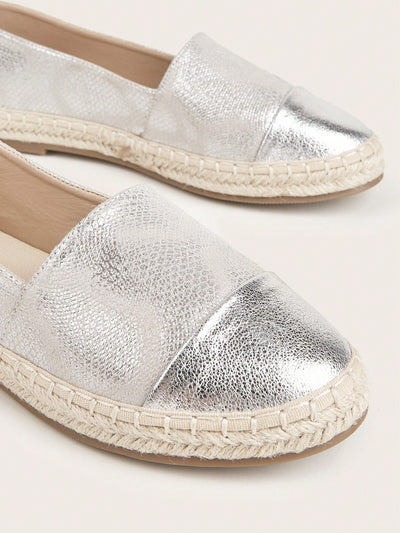 Shimmery Chic: Women's Metallic Slip-On Flats for a Stylish Summer Vacation