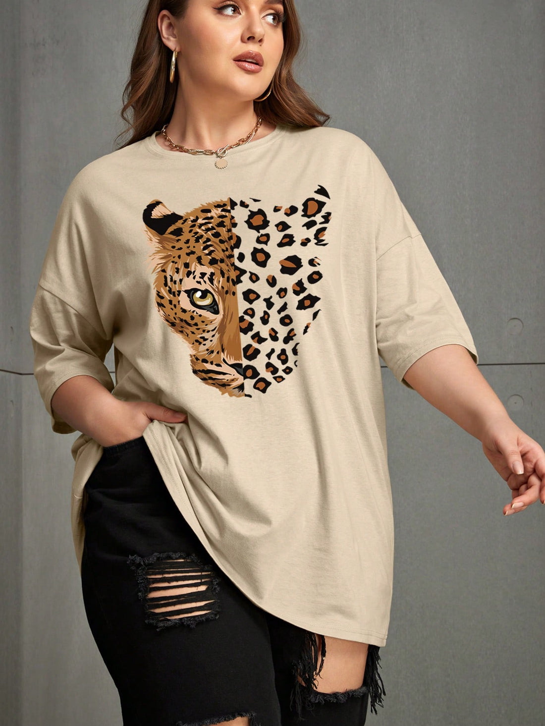 This Savage Style plus-size tee offers a fierce yet comfortable option for bold fashion lovers. The drop shoulder design and leopard print add a touch of edgy style to any outfit. Made with high-quality materials, this tee ensures both comfort and durability for all-day wear.