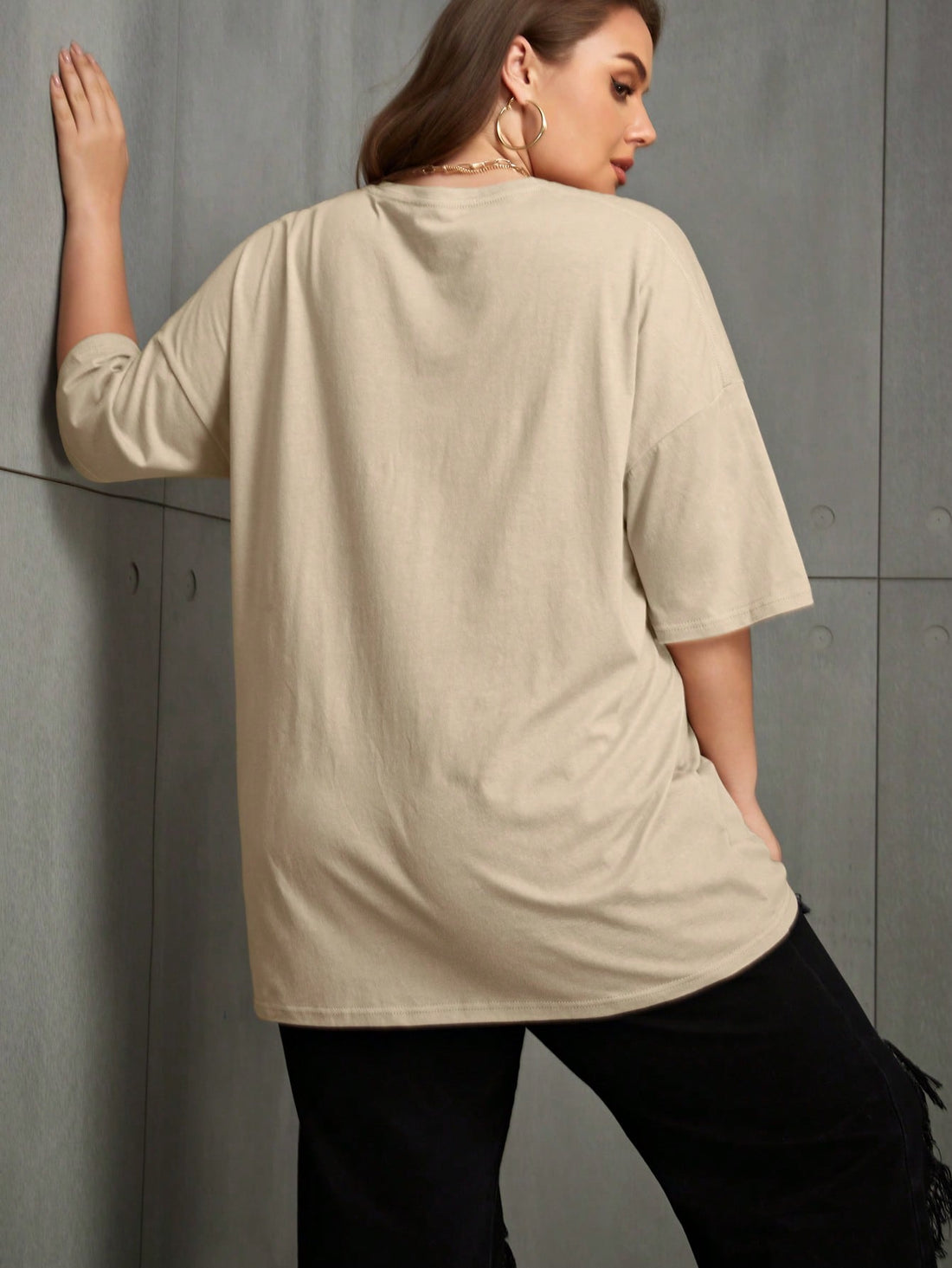 This Savage Style plus-size tee offers a fierce yet comfortable option for bold fashion lovers. The drop shoulder design and leopard print add a touch of edgy style to any outfit. Made with high-quality materials, this tee ensures both comfort and durability for all-day wear.