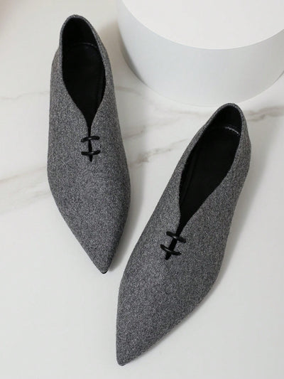 Sleek and Stylish: Women's Pointed Toe Flat Shoes with Slimming Effect