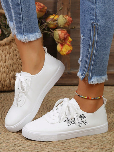 Pure White Lace-Up English Style Leather Sport Shoes: Fashionable and Breathable Sneakers for Students