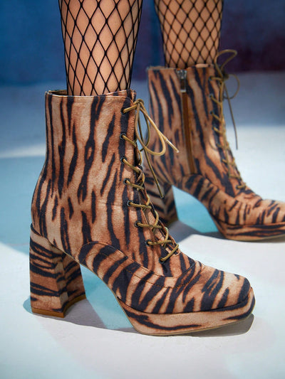 Step Up Your Style with Fashionable Women's Boots - Chunky Heel and Classic Lace-up Design