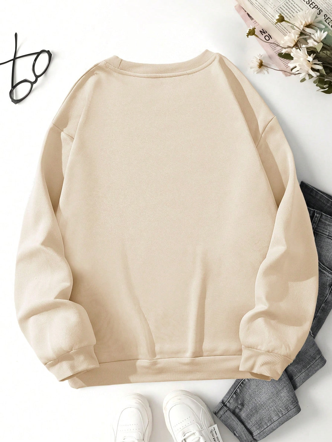 Looking for a cozy and stylish addition to your wardrobe? Look no further than the Women's Letter Cartoon Graphic Thermal Lined Sweatshirt. Guarantees warmth with its thermal lining and stands out with a trendy letter cartoon graphic design. Perfect for any casual or fashionable occasion.