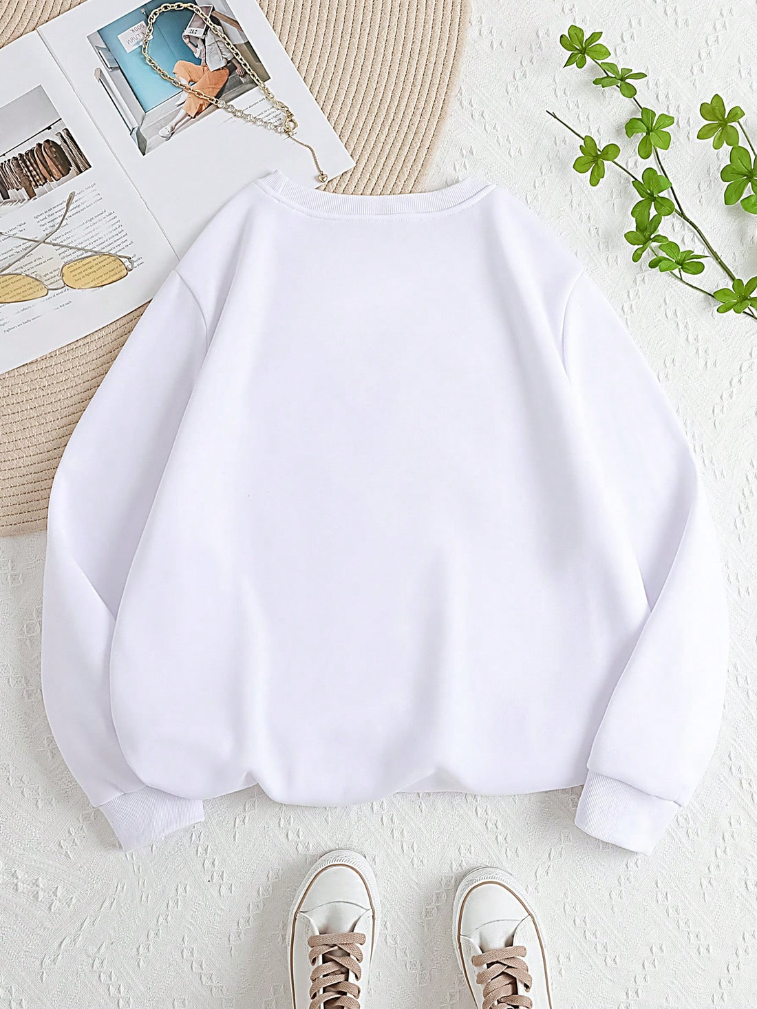 Stay comfortable and stylish with this thermal lined sweatshirt. A cartoon graphic adorns the front, making it perfect for everyday wear. The sweatshirt is made from an ultra-soft fabric to give you the ultimate cozy comfort.