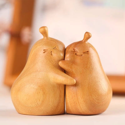 Wooden Love Hug Cartoon Couple: Handmade Desktop Ornaments for Birthdays, Valentines Day, and Weddings