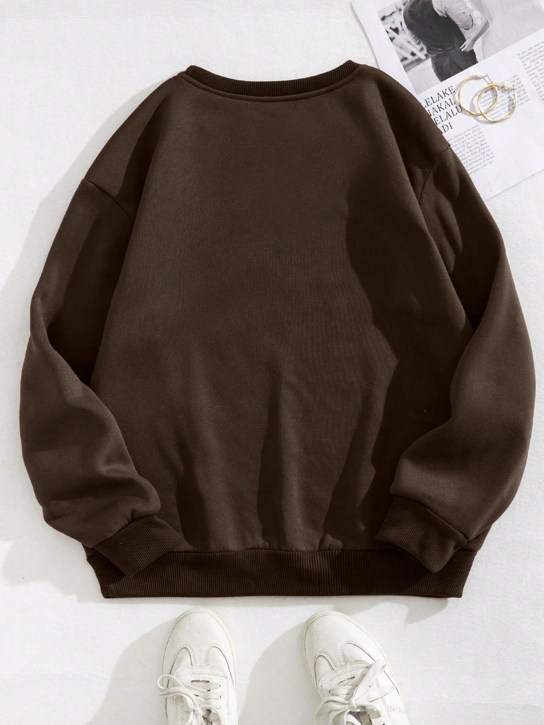 Stay warm and fashionable this winter with our Letter Figure Graphic Thermal-Lined Sweatshirt. The thermal lining provides extra warmth, while the graphic design adds a unique touch. Perfect for staying cozy and stylish in cold weather.