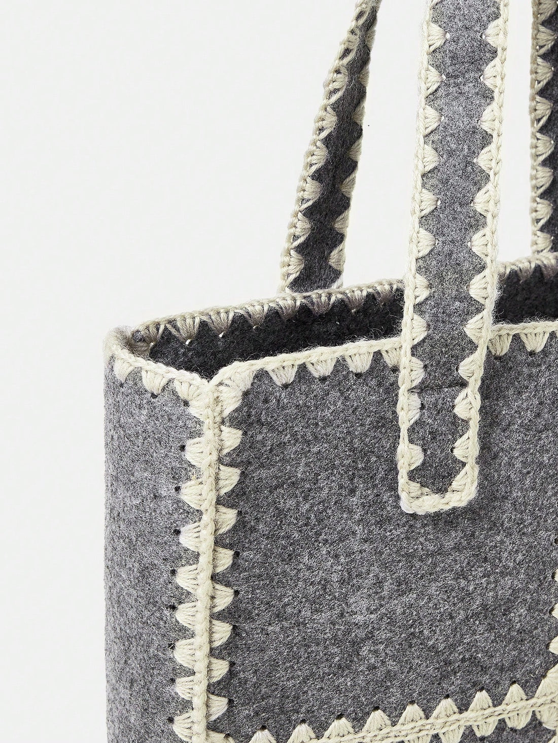 Stay stylish and organized with our Grey Double Handle Women's <a href="https://canaryhouze.com/collections/canvas-tote-bags" target="_blank" rel="noopener">Tote Bag</a>, the perfect essential for any vacation. With its spacious design and two sturdy handles, this tote bag is both fashionable and functional. Expertly crafted, it's the ideal choice for all your travel needs.