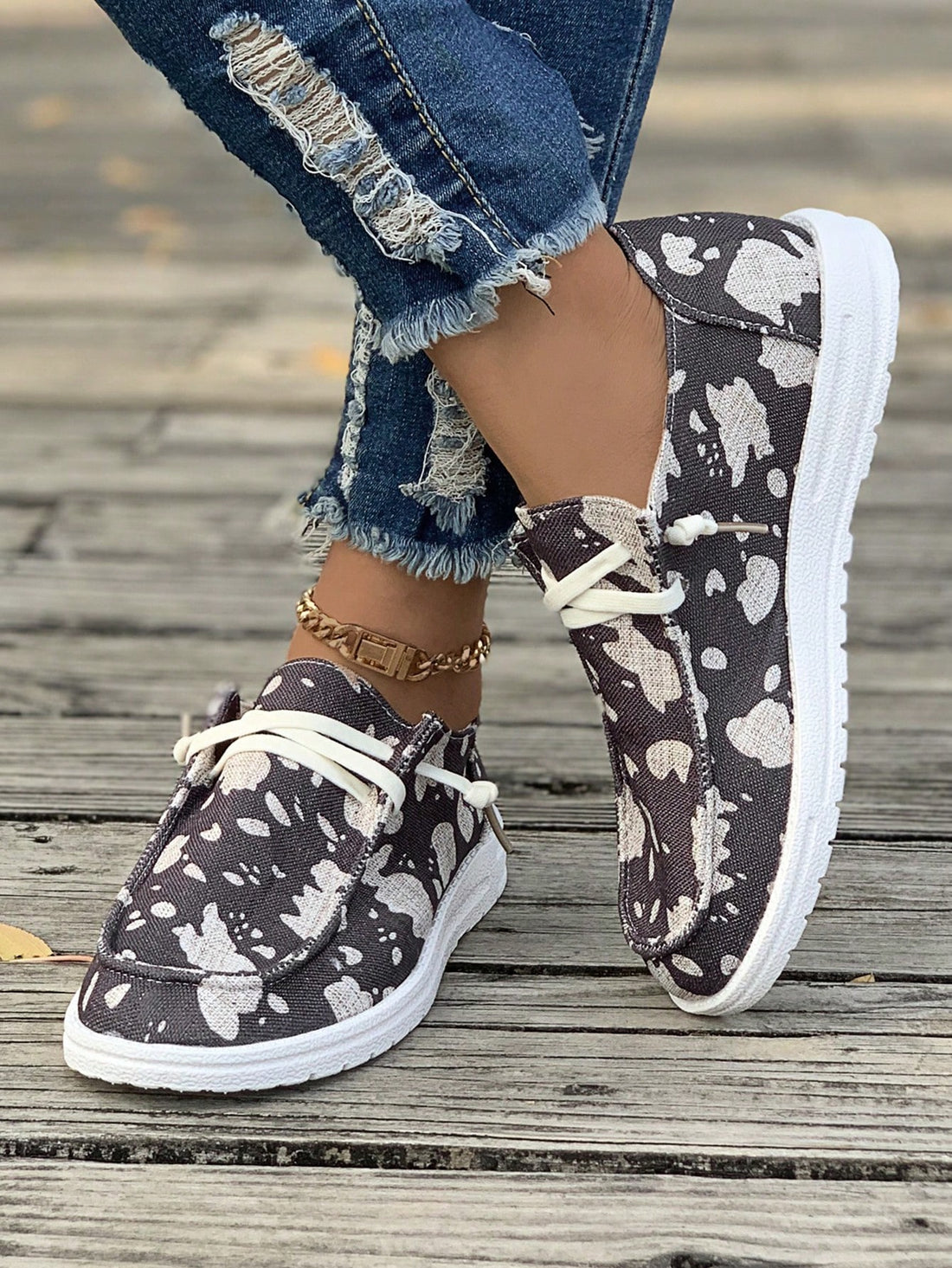 Elevate your 4th of July style with our minimalist lace-up grey canvas <a href="https://canaryhouze.com/collections/women-canvas-shoes" target="_blank" rel="noopener">sneakers</a>. Designed for casual independence day celebrations, these sneakers combine comfort and style. With a lace-up design and a neutral grey color, they are perfect for any patriotic outfit. Upgrade your shoe game this holiday!