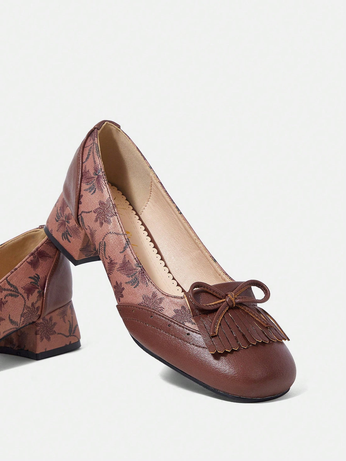 Expertly crafted with vintage elegance in mind, our Chunky Heel Pumps with Rounded Toe offer a timeless style and comfortable fit for any occasion. With a sturdy heel and round toe design, these pumps provide both stability and sophistication. Elevate your wardrobe with these classic and versatile <a href="https://canaryhouze.com/collections/women-canvas-shoes" target="_blank" rel="noopener">shoes</a>.