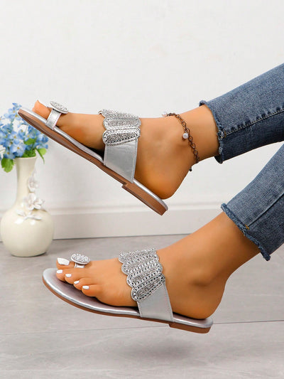 Sparkling Comfort: Women's Rhinestone Flat Sandals for Outdoor and Vacation Wear