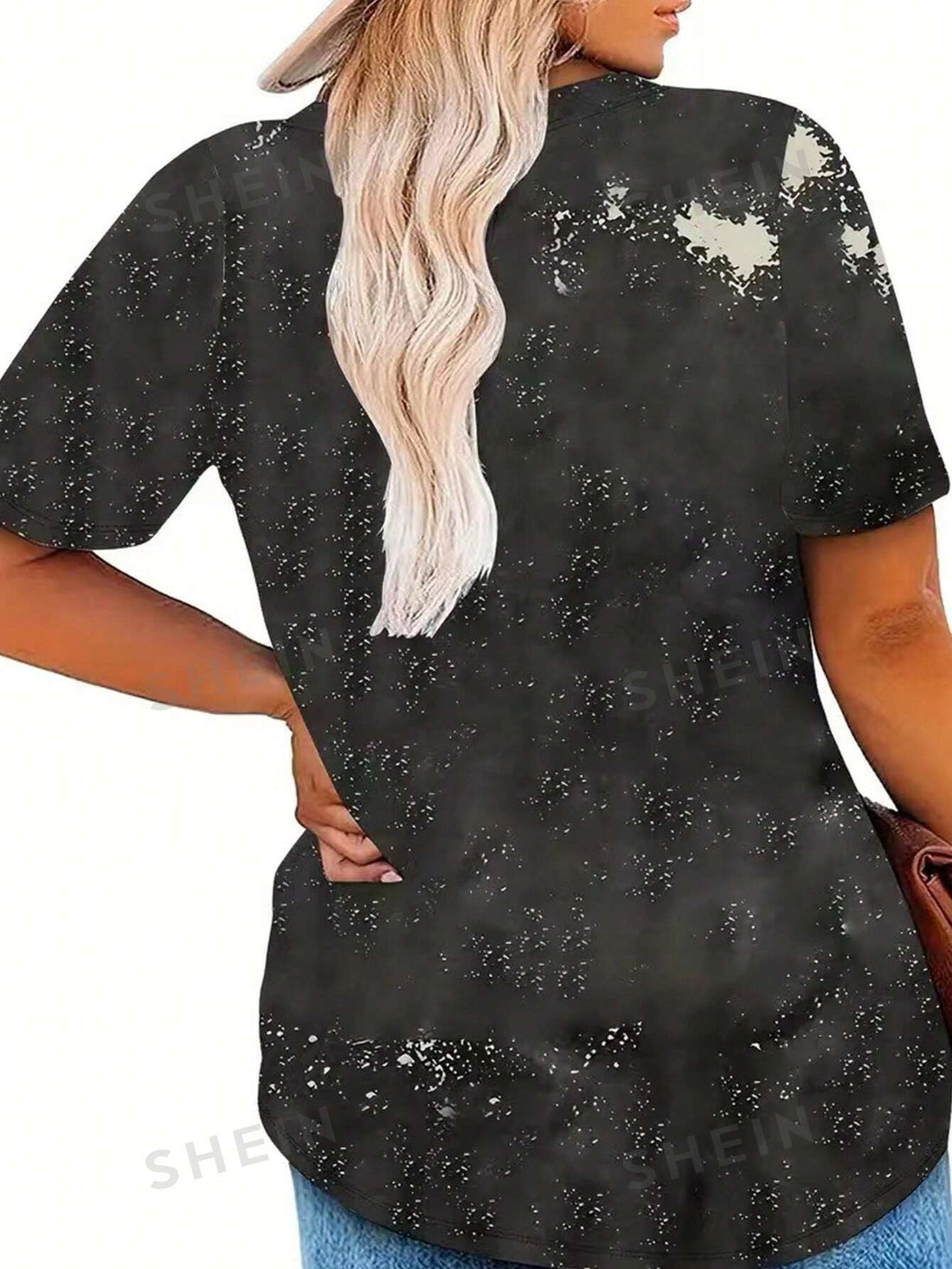 Celebrate Independence Day in style with our Star-Spangled Curves <a href="https://canaryhouze.com/collections/tshirt" target="_blank" rel="noopener">T-Shirt</a>! This plus size top features a trendy striped design and bold star print, perfect for showing off your patriotic spirit. Made for comfort and fashion, it's the perfect addition to your holiday wardrobe.