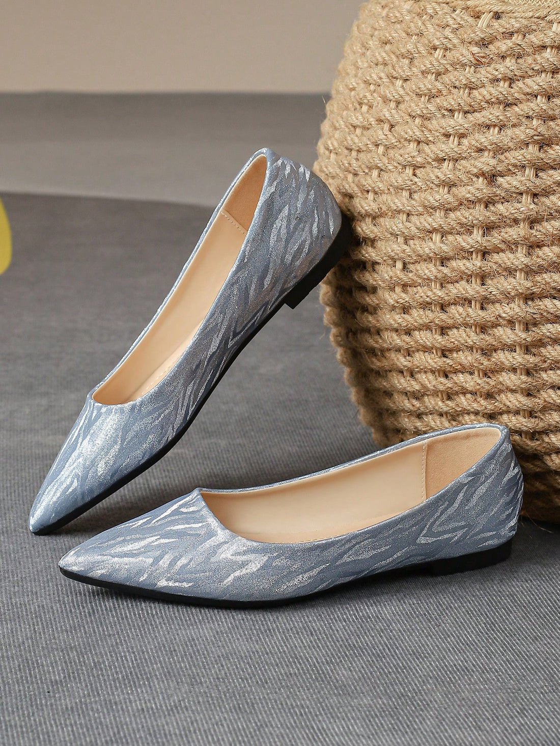 Experience comfort and style in our Stylish Blue Pointed Toe Flats, perfect for outdoor activities and leisure in autumn. With a sleek design and pointed toe, these flats are both fashionable and functional. Stay on-trend while staying comfortable all day long.