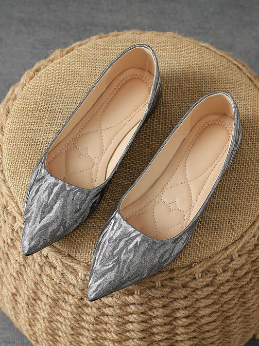 Be comfortable and stylish on your daily commute with the Daily Commute Chic: Women's Pointed Toe Flat <a href="https://canaryhouze.com/collections/women-canvas-shoes" target="_blank" rel="noopener">Shoes</a>. The elegant pointed toe design and fall dark grey color add a touch of sophistication to any outfit. Made for long days on your feet, these shoes provide both comfort and style.