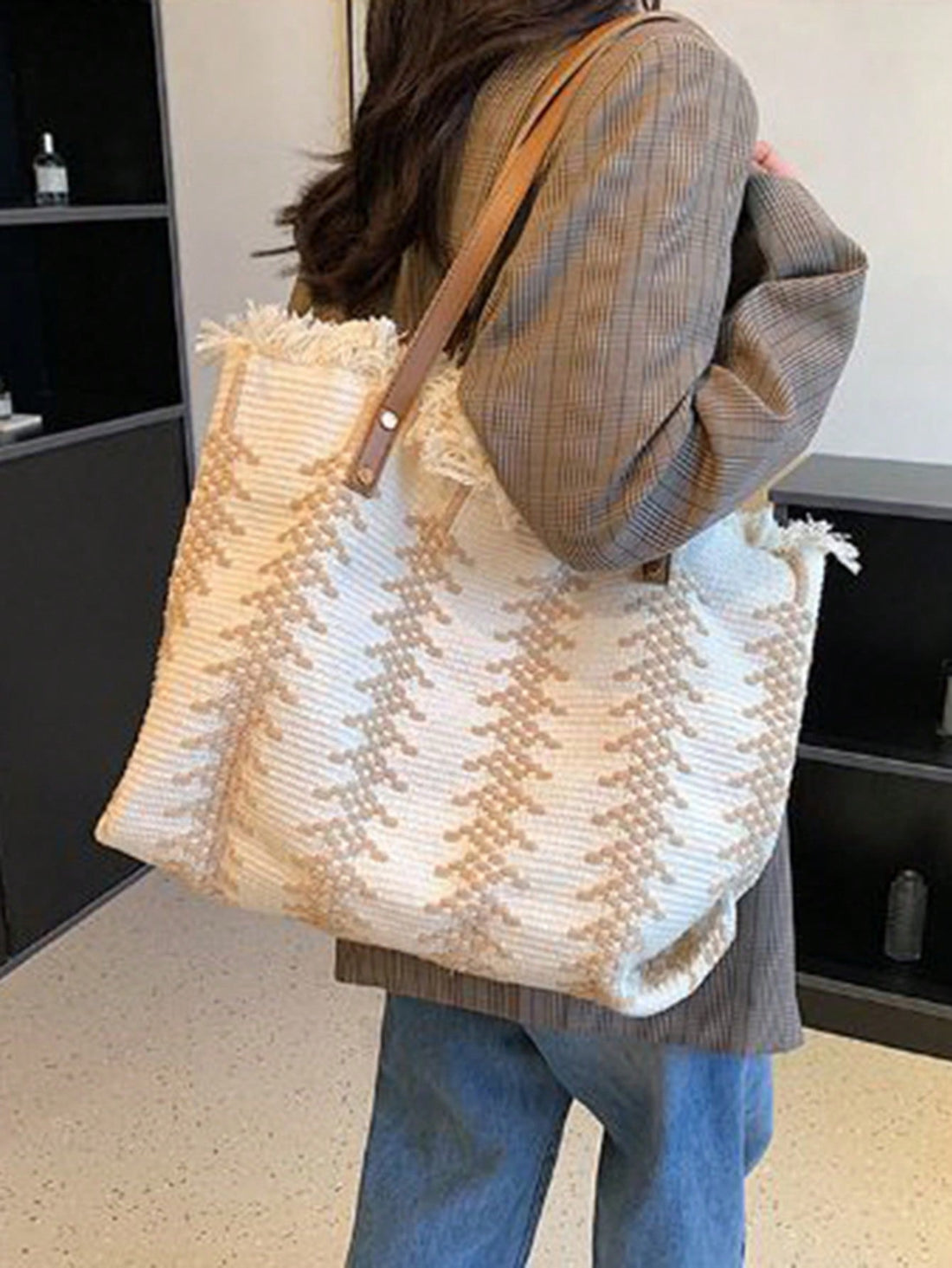 Elevate your beach style with Summer Chic: Fringed Large Capacity <a href="https://canaryhouze.com/collections/canvas-tote-bags" target="_blank" rel="noopener">Tote Bag</a>. With its spacious design, you can easily carry all your essentials. The fringed details add a touch of effortless style, making it perfect for a day at the beach. Stay in fashion while staying organized.