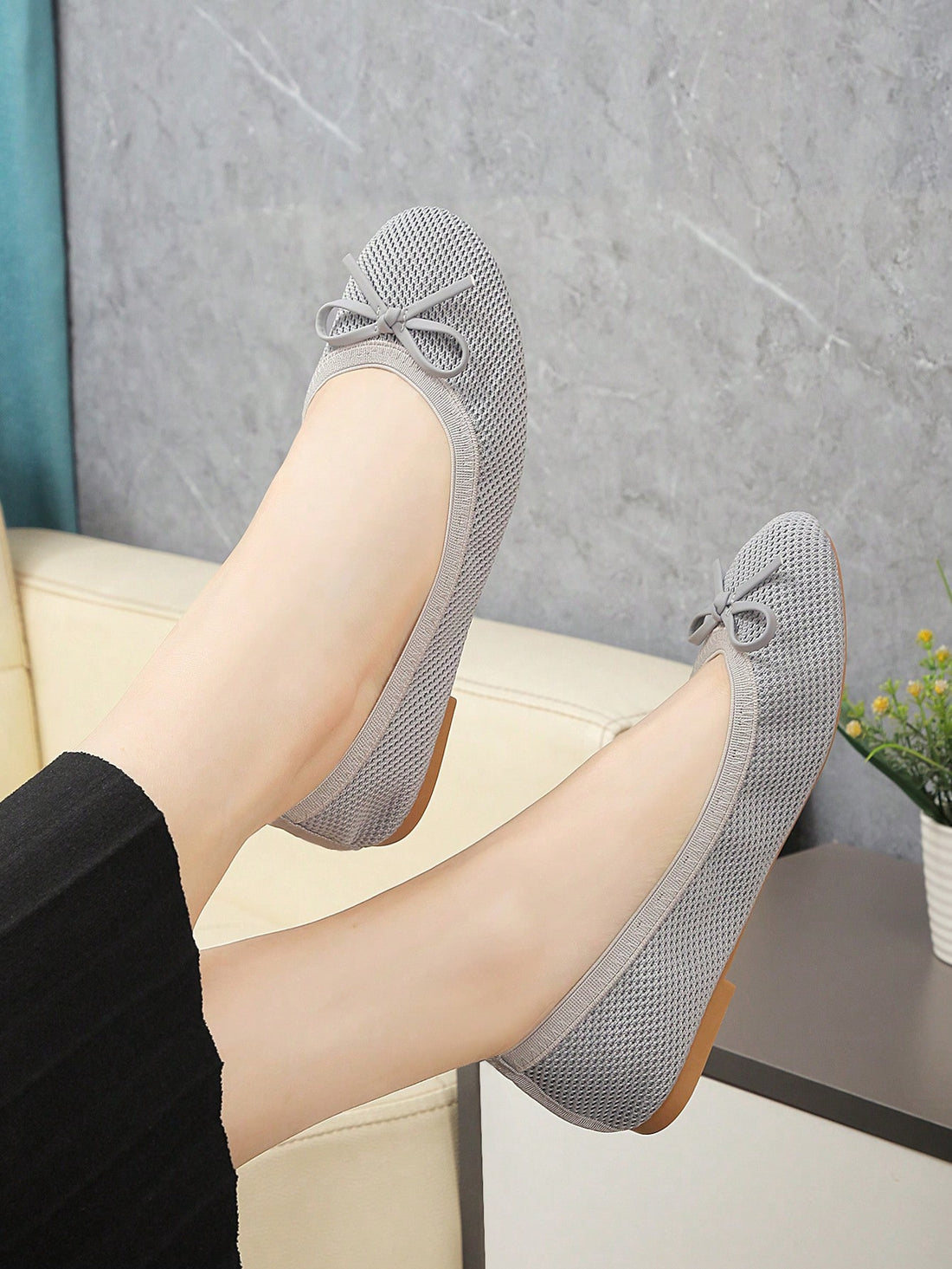 Expertly crafted in a timeless European and American style, these soft-soled loafers from the Spring and Autumn Collection exude sophistication and comfort. Perfect for any occasion, their soft soles provide superior support and durability. Elevate your shoe game with these stylish and versatile loafers.