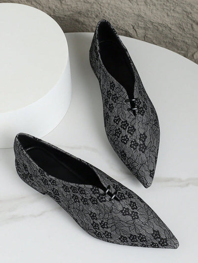 Sleek and Stylish: Women's Pointed Toe Flat Shoes with Slimming Effect