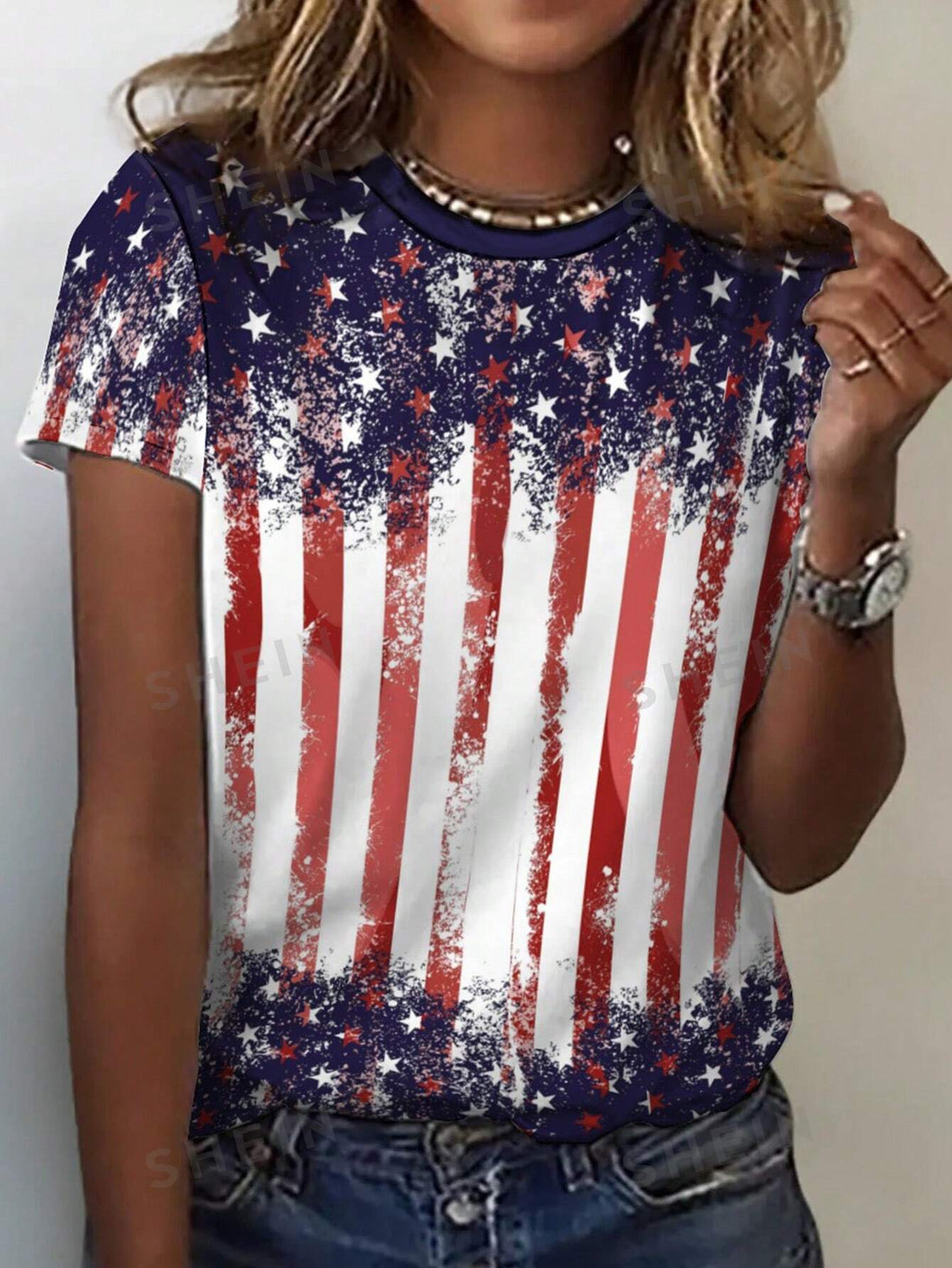 Show off your American pride with our Country Style Loose Fit <a href="https://canaryhouze.com/collections/tshirt" target="_blank" rel="noopener">T-Shirt</a> featuring a bold American flag print. Made with a comfortable loose fit design, this short sleeve t-shirt is perfect for everyday wear while showcasing your patriotism.