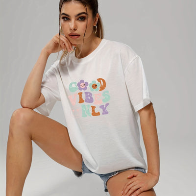 Smiling Flower Power: Women's Summer Graphic Tee with a Cartoony Twist