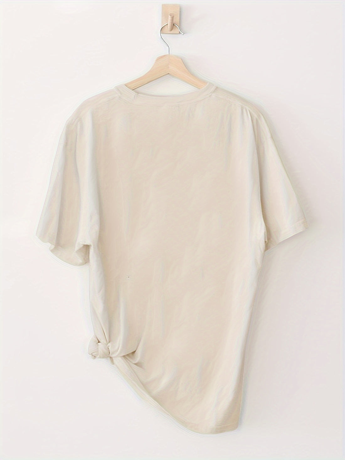 This women's t-shirt features a unique letter digital print and a classic round neck design. Made from high-quality material, it offers both comfort and style. Perfect for everyday wear or as activewear, the short sleeves provide free movement and breathability. Upgrade your wardrobe with this fashionable and versatile tee.