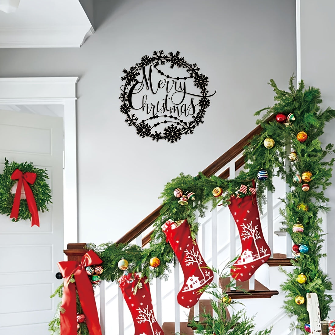 Merry Christmas Round Metal Art: Stunning Décor for the Perfect Festive Ambience in Your Home