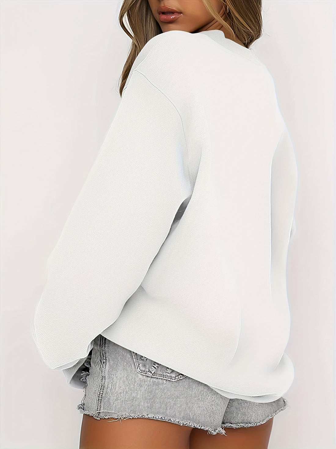 This Letter Graphic Pattern Pullover Sweatshirt for Women's Fall-Winter Wardrobe offers both comfort and style. Its unique letter graphic pattern stands out while its lightweight fabric ensures a warm, cozy feel. Perfect for chilly days!