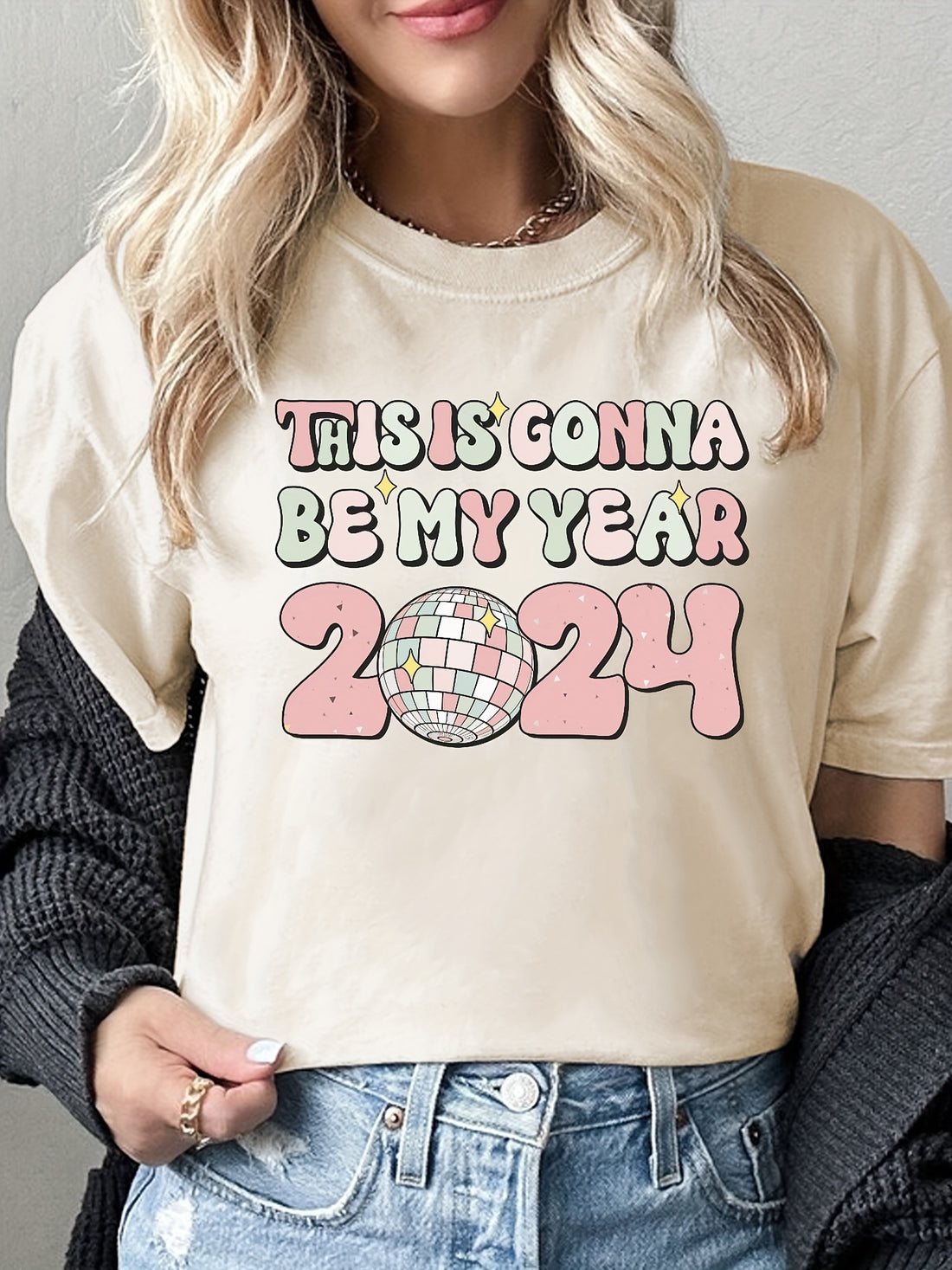 This women's t-shirt features a unique letter digital print and a classic round neck design. Made from high-quality material, it offers both comfort and style. Perfect for everyday wear or as activewear, the short sleeves provide free movement and breathability. Upgrade your wardrobe with this fashionable and versatile tee.
