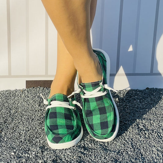 These Stylish and Comfortable Women's Green Plaid Pattern Canvas Shoes are designed for all-day comfort, boasting a lightweight construction and a round-toe design. With its robust lace-up closure and bold plaid print, you'll look and feel great anywhere you go.