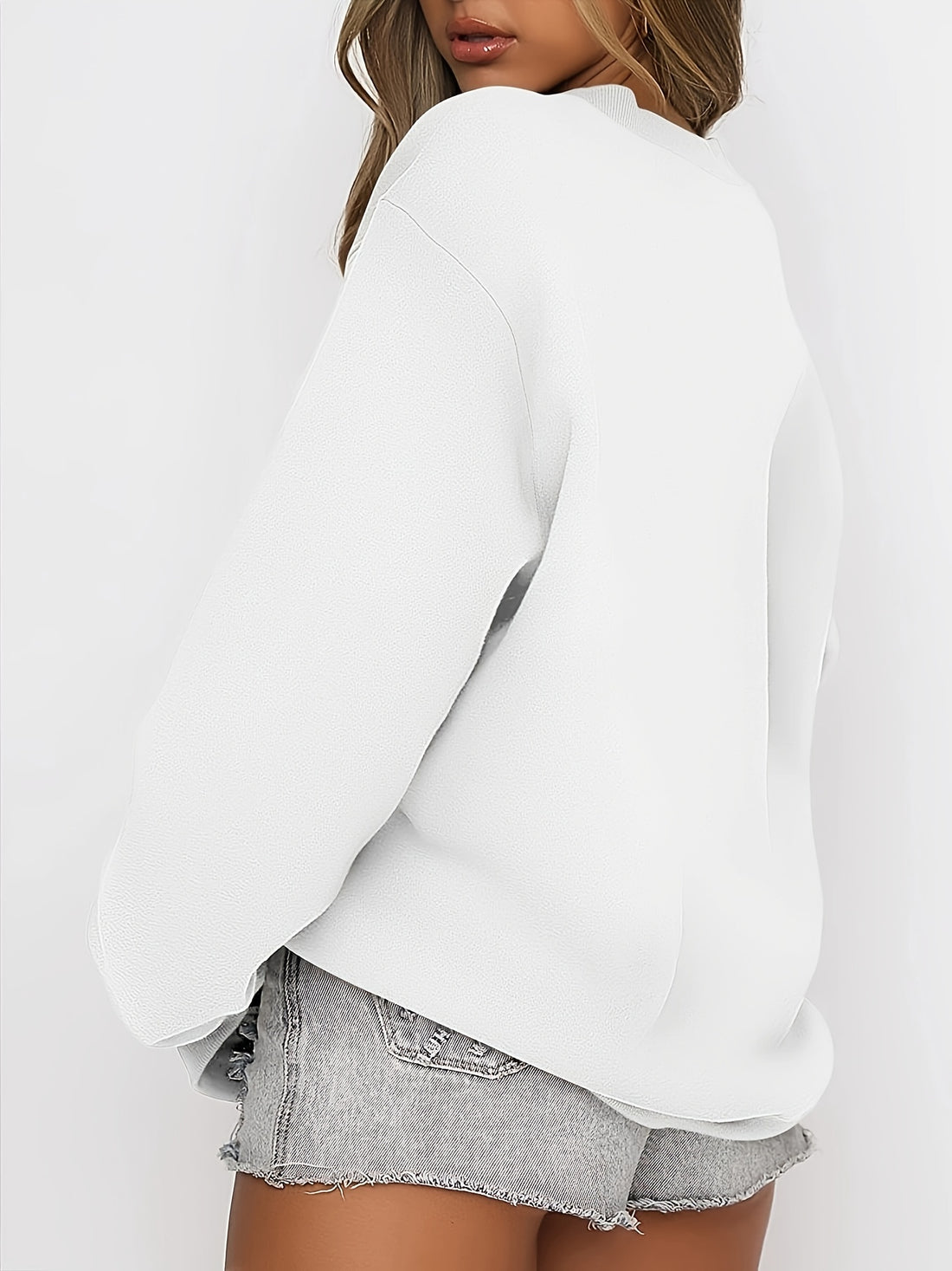 Stay fashionable and warm during the winter with the Festive Delight Pullover Sweatshirt. This stylish and cozy Christmas Graphic Pattern sweatshirt is perfect for any woman's Fall-Winter wardrobe. Experience the warmth of comfort and joy with this pullover.